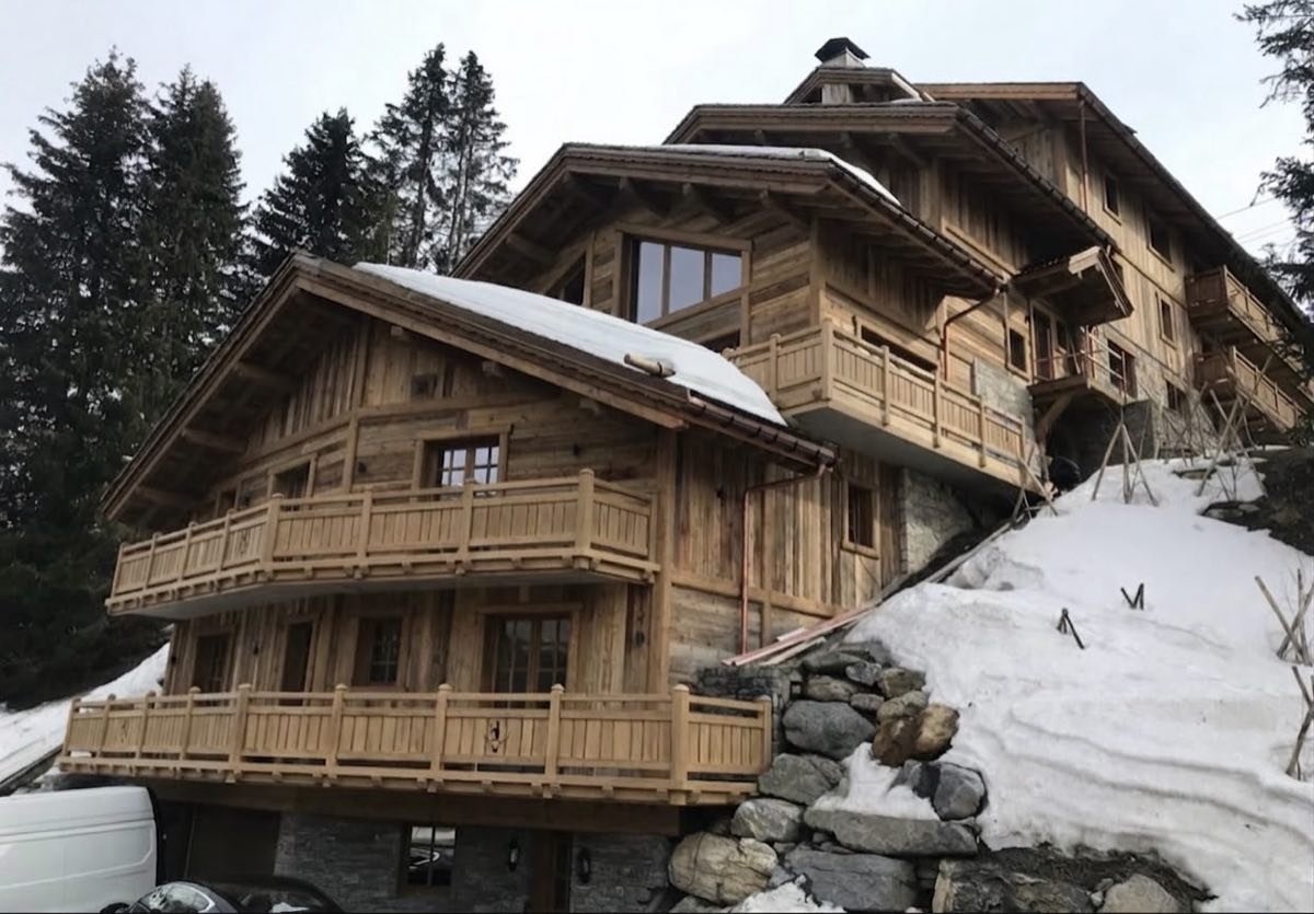 Chalet terminé en vieux bois, bardage et balcons en bois massif